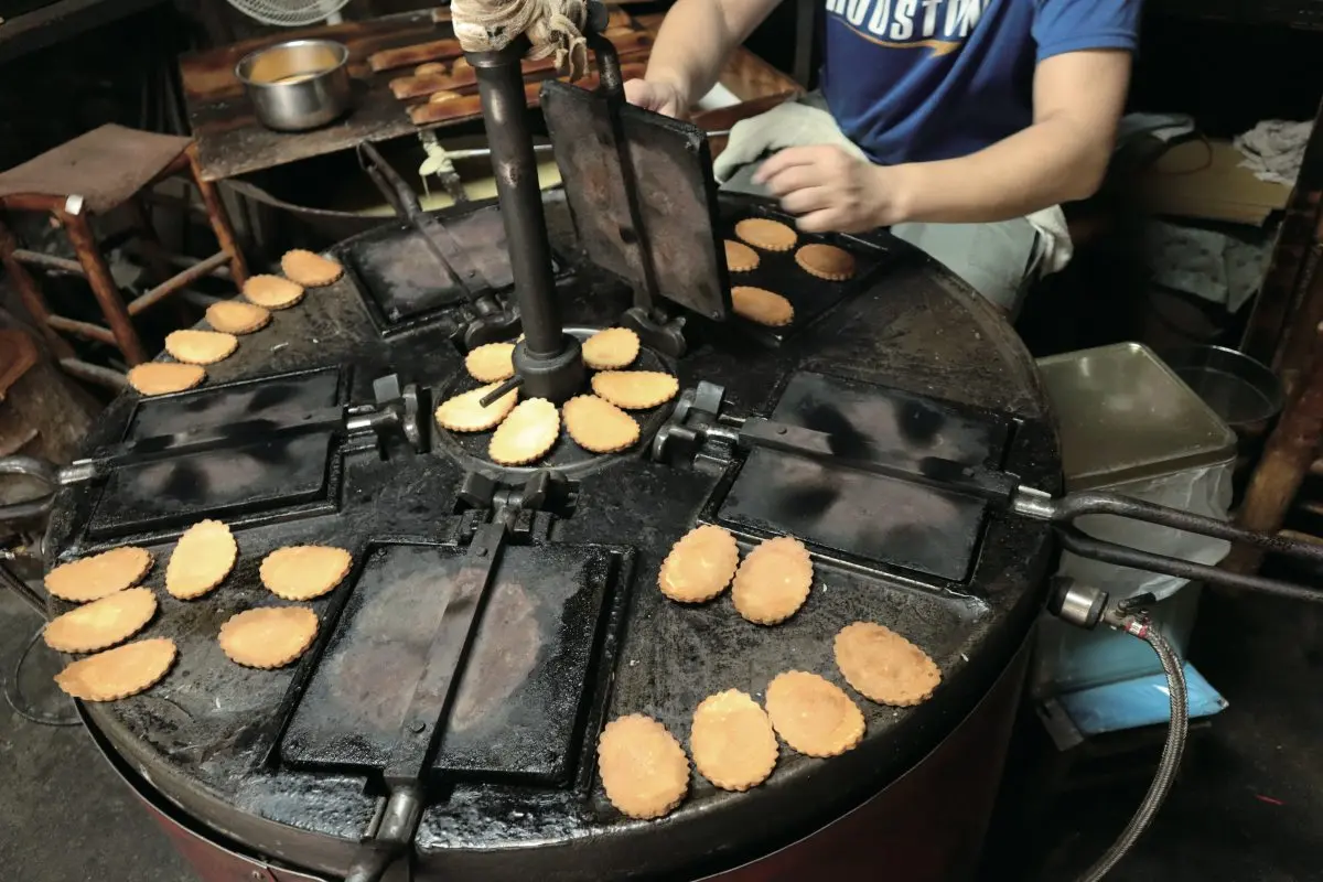沒買別說去過台南!百年煎餅堅持「傳統烤爐」手工烤,1人限購2包晚來沒貨 沒買別說去過台南!百年煎餅堅持「傳統烤爐」手工烤,1人限購2包晚來沒貨