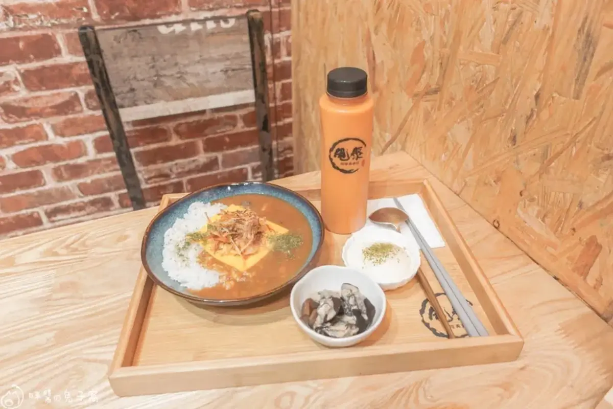 咖哩飯一級戰區！捷運六張犁網友最愛５家：72小時醬料熟成、免費續飯續咖哩