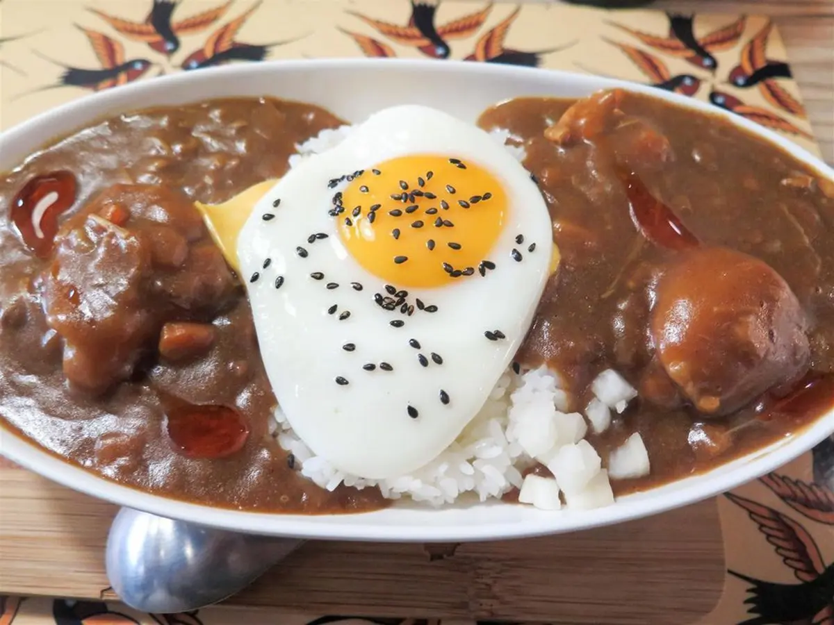 咖哩飯一級戰區！捷運六張犁網友最愛５家：72小時醬料熟成、免費續飯續咖哩