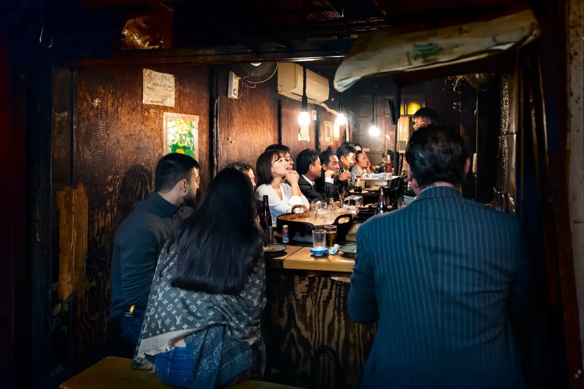 初次踏入居酒屋坐哪裡最好？老司機傳授：坐對「這位置」享受３好處