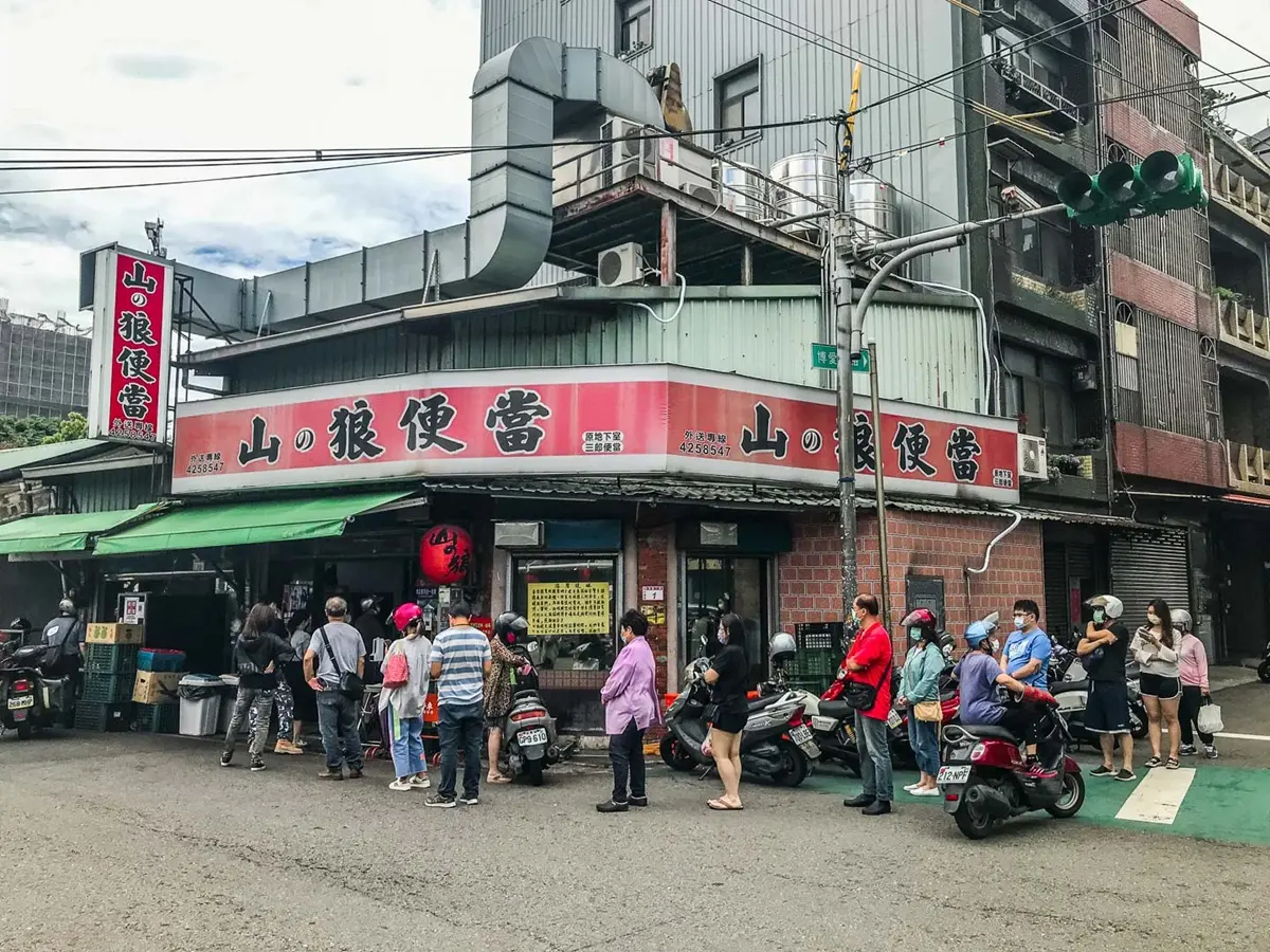 未開門就排爆！「中壢最強便當」鋼盆裝菜超霸氣，爽嗑爆量辣雞丁飯免百元
