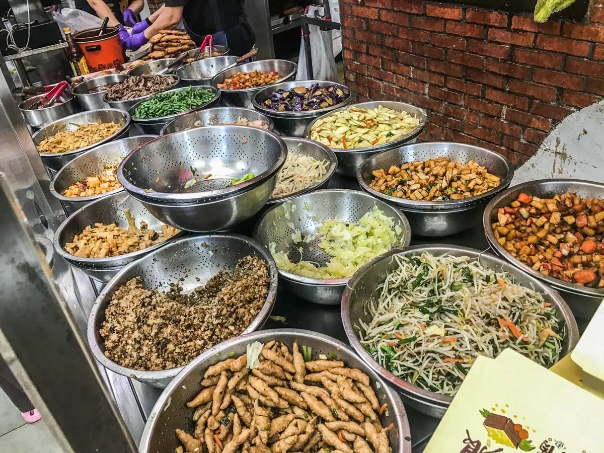 未開門就排爆！「中壢最強便當」鋼盆裝菜超霸氣，爽嗑爆量辣雞丁飯免百元