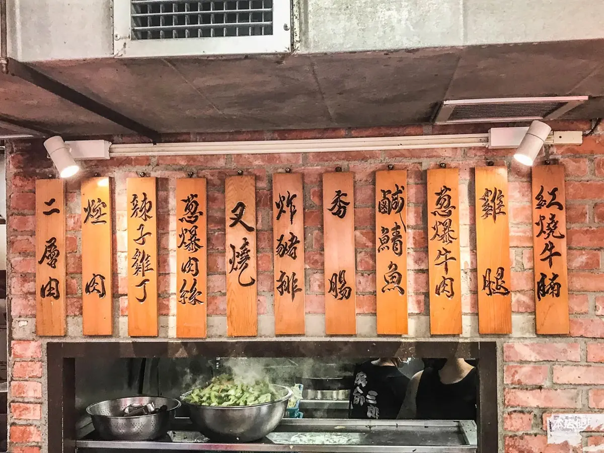 未開門就排爆！「中壢最強便當」鋼盆裝菜超霸氣，爽嗑爆量辣雞丁飯免百元