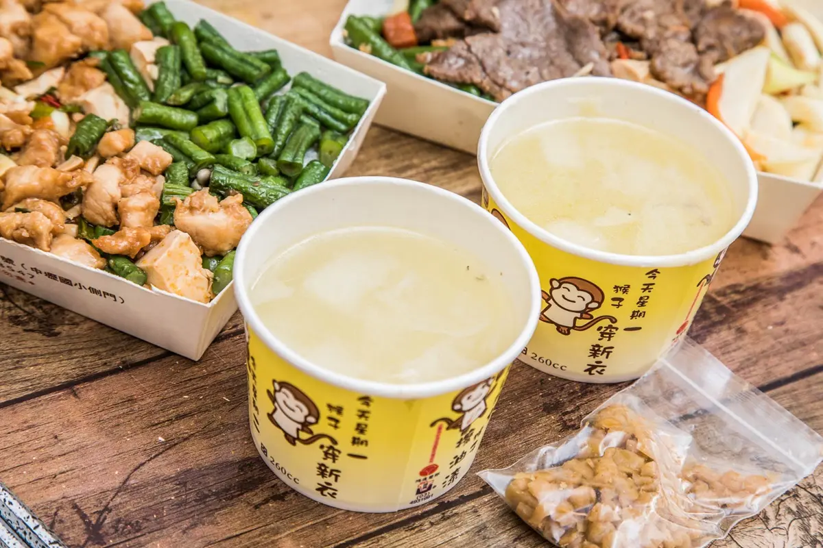 未開門就排爆！「中壢最強便當」鋼盆裝菜超霸氣，爽嗑爆量辣雞丁飯免百元