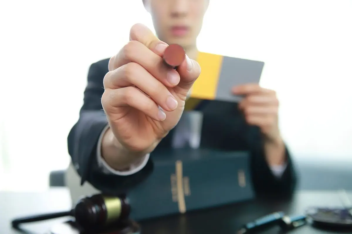 不只簽名就好!開戶千萬別用「木頭印章」,銀行員曝超慘後果「錢被盜領光」 不只簽名就好!開戶千萬別用「木頭印章」,銀行員曝超慘後果「錢被盜領光」