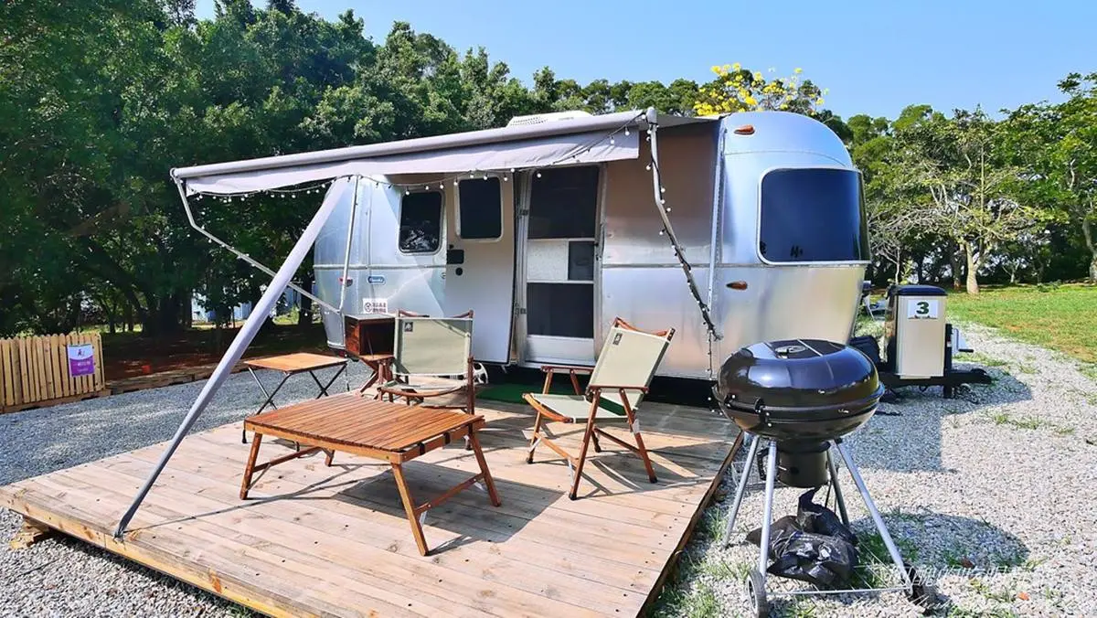 免裝備「親子豪華露營車」！一泊三食大嗑BBQ，還能爽玩泡泡足球、越野車