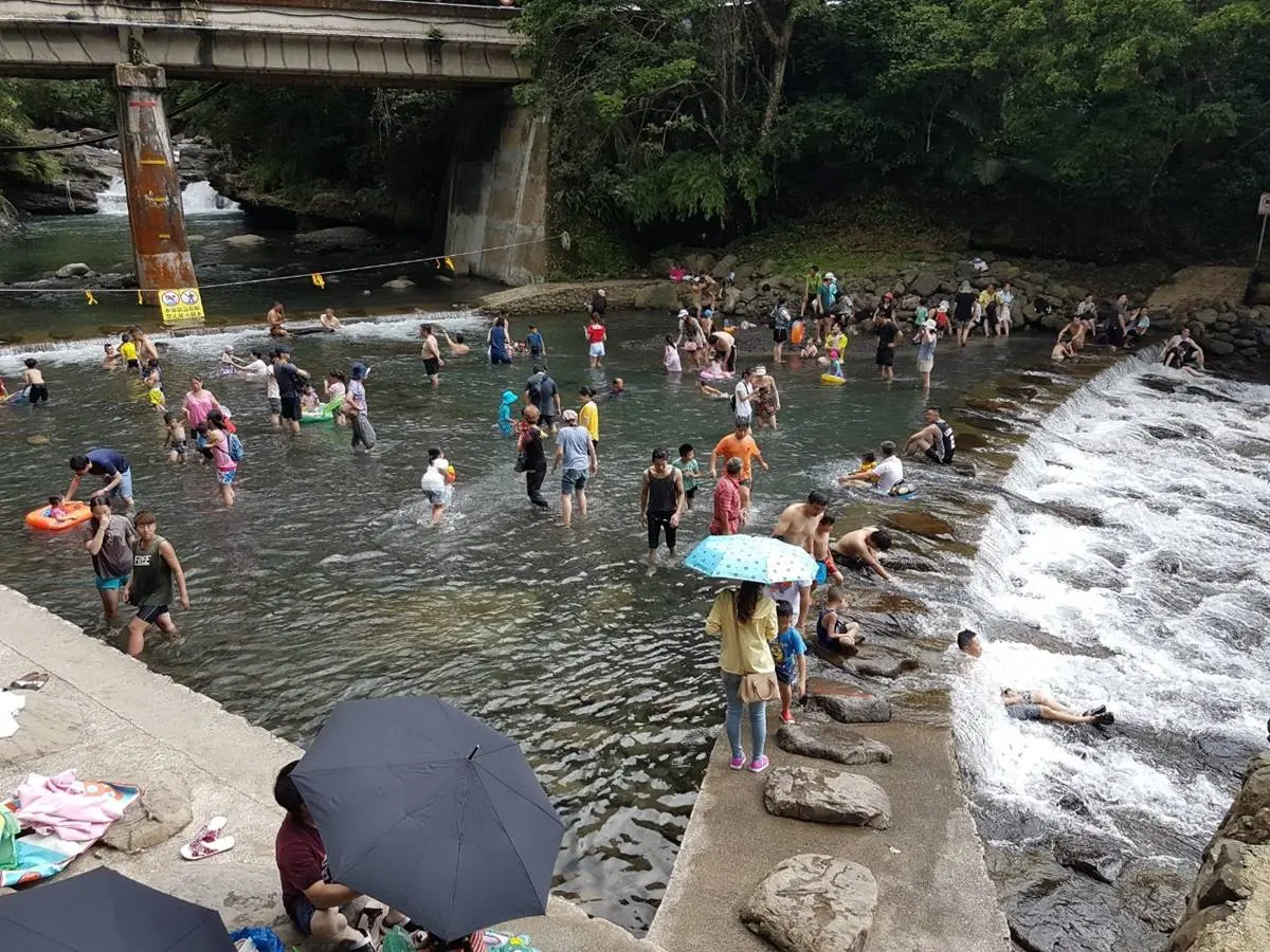 30元玩遍小烏來!唯一合法「溪流戲水區」7月重新開放,順遊天空步道、瀑布 30元玩遍小烏來!唯一合法「溪流戲水區」7月重新開放,順遊天空步道、瀑布