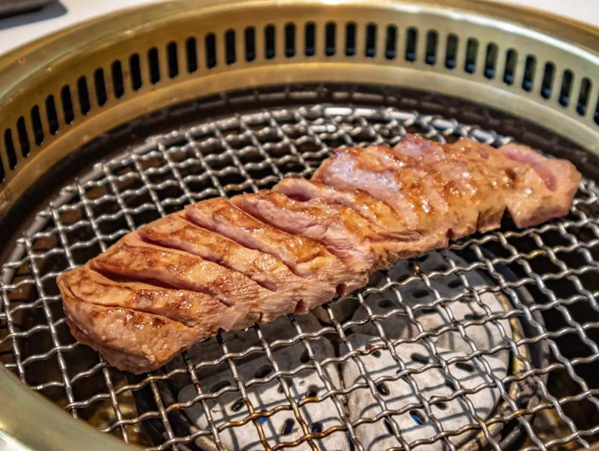 台中燒肉推薦「老井極上燒肉」30公分厚牛舌，一定要兩天前預訂。