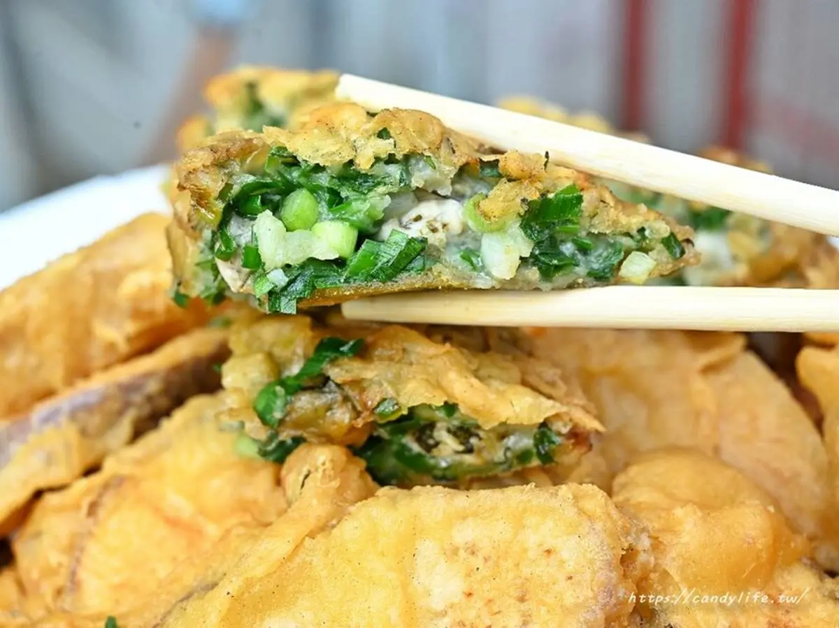 一開攤就排滿人!40年「無招牌炸粿」最低15元,滿料蚵嗲、爆汁茄子都必點 一開攤就排滿人!40年「無招牌炸粿」最低15元,滿料蚵嗲、爆汁茄子都必點