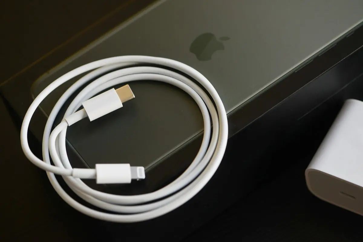 １招防止iPhone充電線「耍廢」！內行曝與使用習慣有關，這樣做每條能用５年