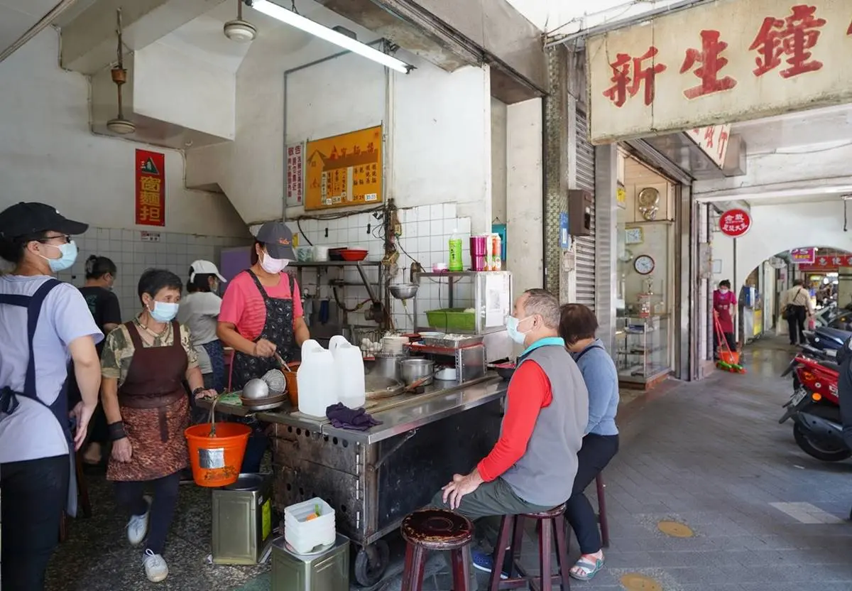 基隆人從小吃到大！一甲子無名乾麵只要25元，高CP值餛飩湯１碗有８顆