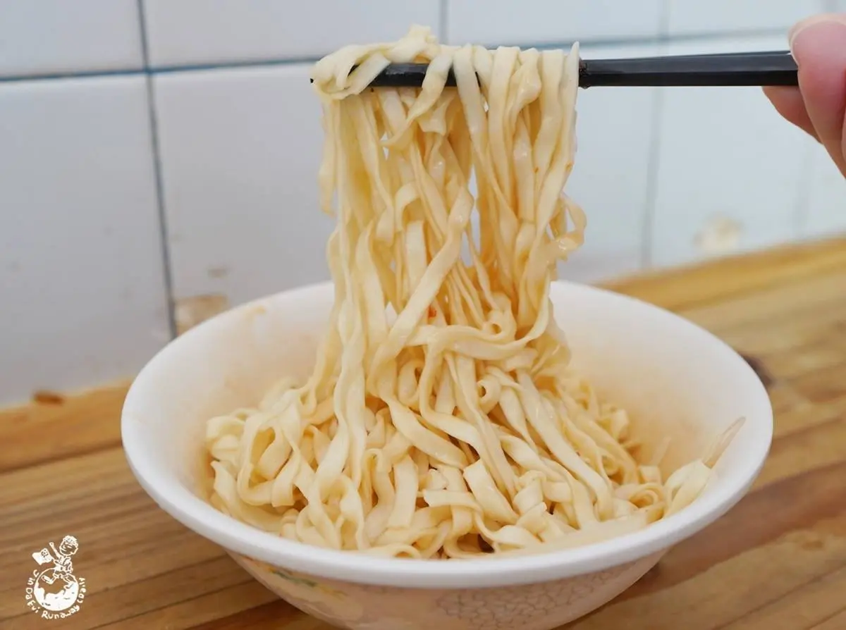 基隆人從小吃到大！一甲子無名乾麵只要25元，高CP值餛飩湯１碗有８顆