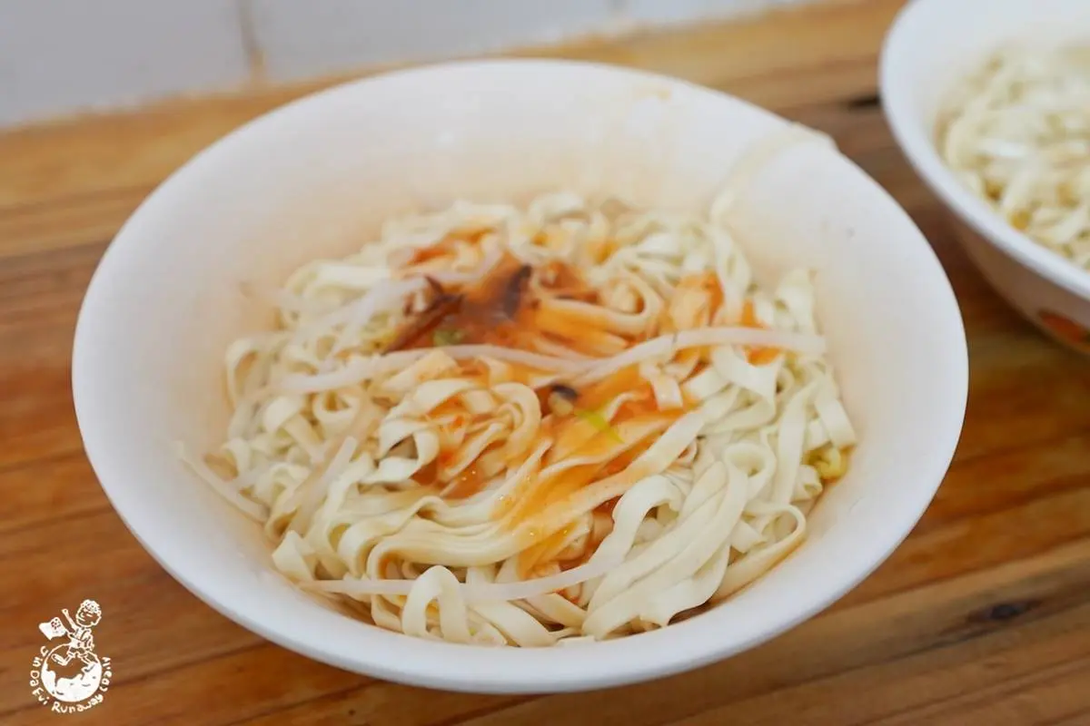 基隆人從小吃到大！一甲子無名乾麵只要25元，高CP值餛飩湯１碗有８顆