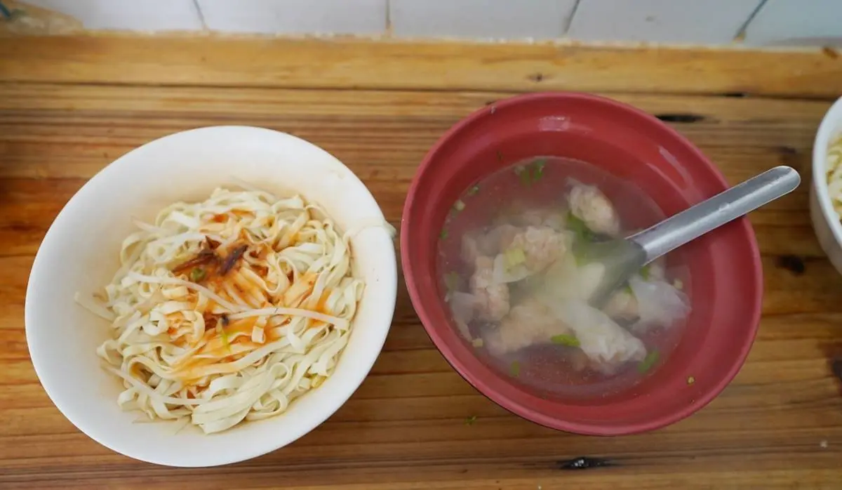 基隆人從小吃到大！一甲子無名乾麵只要25元，高CP值餛飩湯１碗有８顆