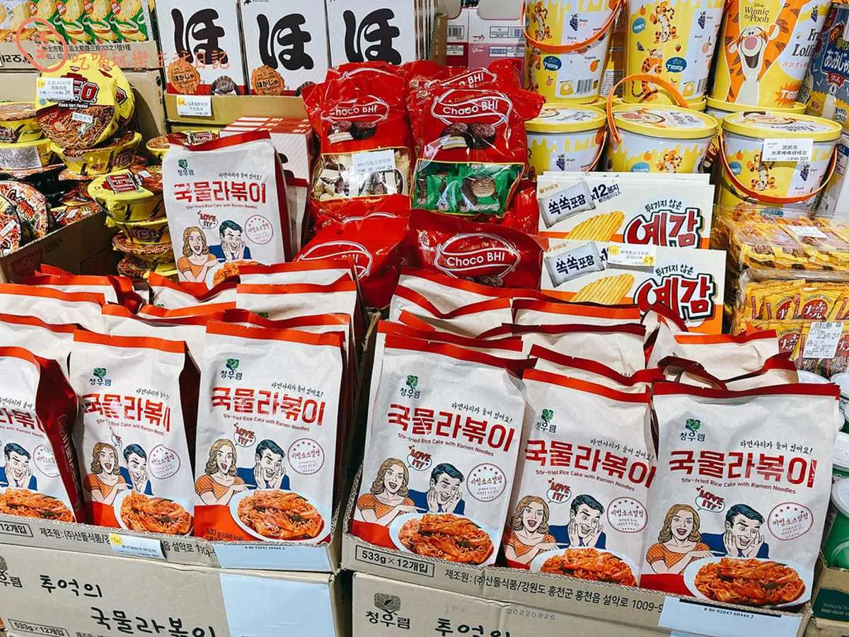 追劇補貨必衝Outlet！日韓零食甜甜價超好逛，先搶熱銷２億泡麵、巨大零食包
