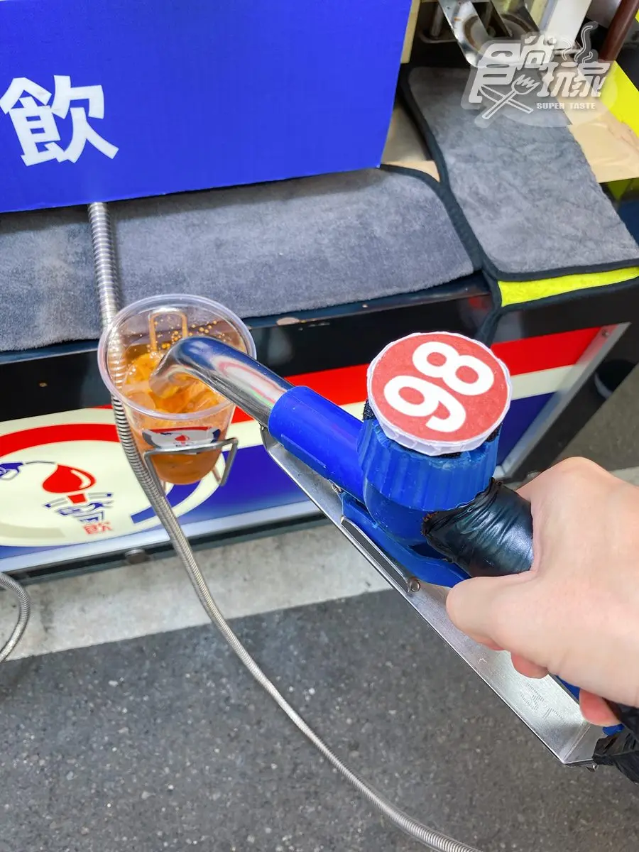 全台唯一「自助加油站」飲料！92、95和98都能加，拿起油槍體驗超好拍