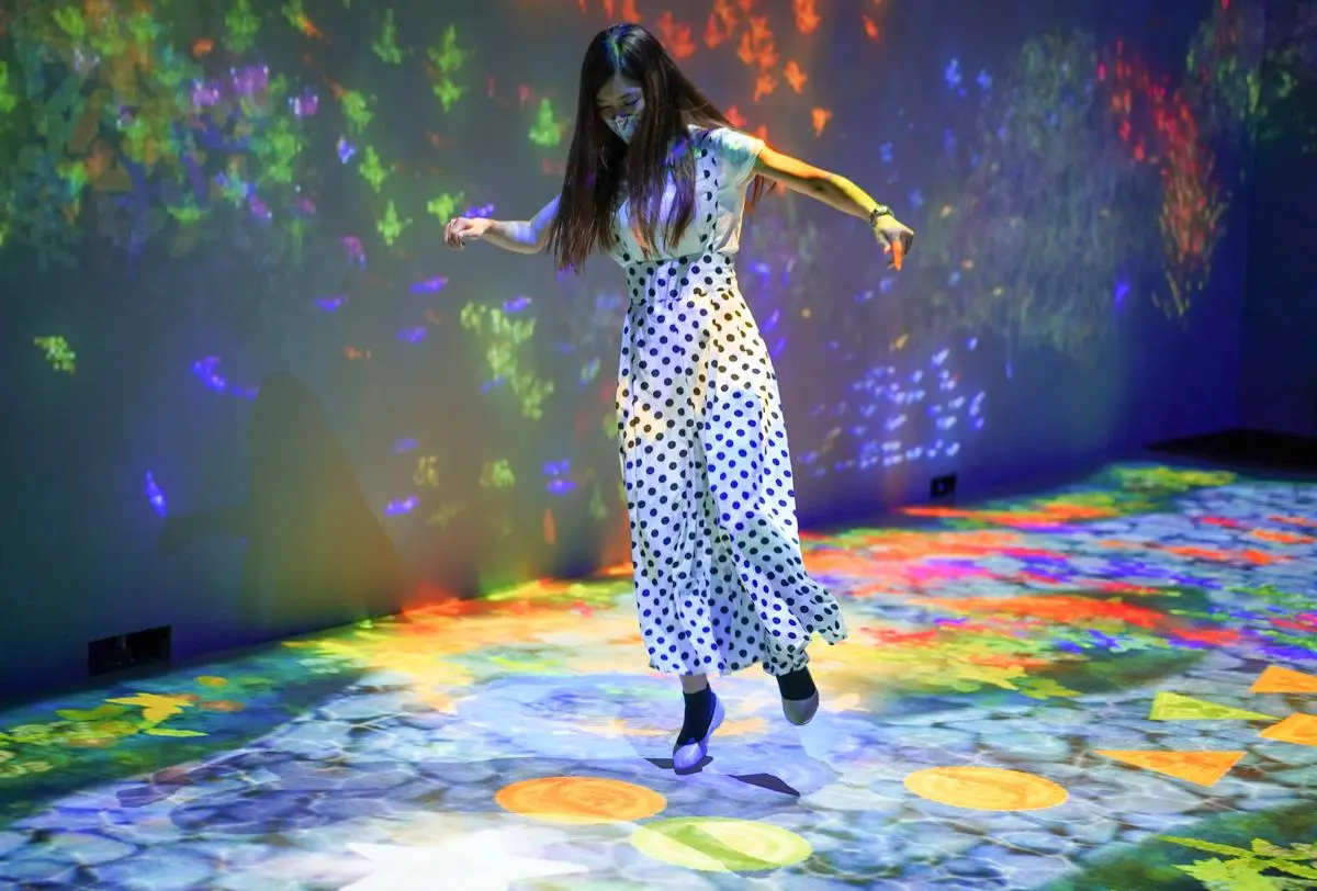 「日本最美展覽」登陸高雄！９大光影互動區洗版IG：沉浸式跳房子、彩色光球