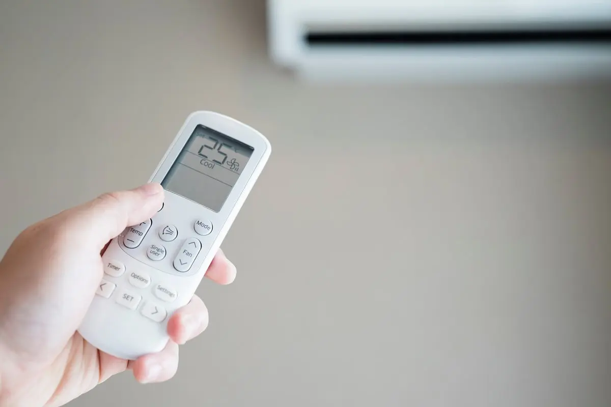 不怕電費漲！冷氣遙控器「這鍵」按下去超省錢，網曝開啟１模式就能爽吹整晚