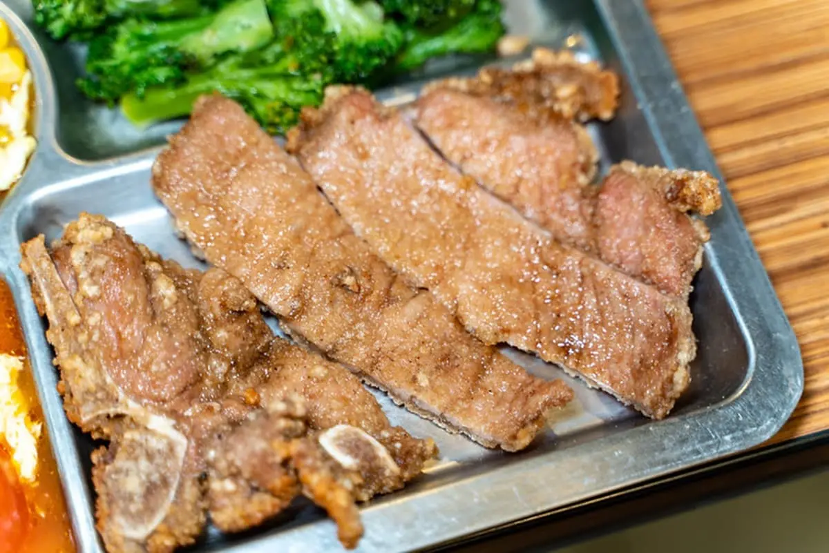 祕製排骨飯只要80元！在地人才知40年老便當店，超大雞腿、馬頭魚也必點