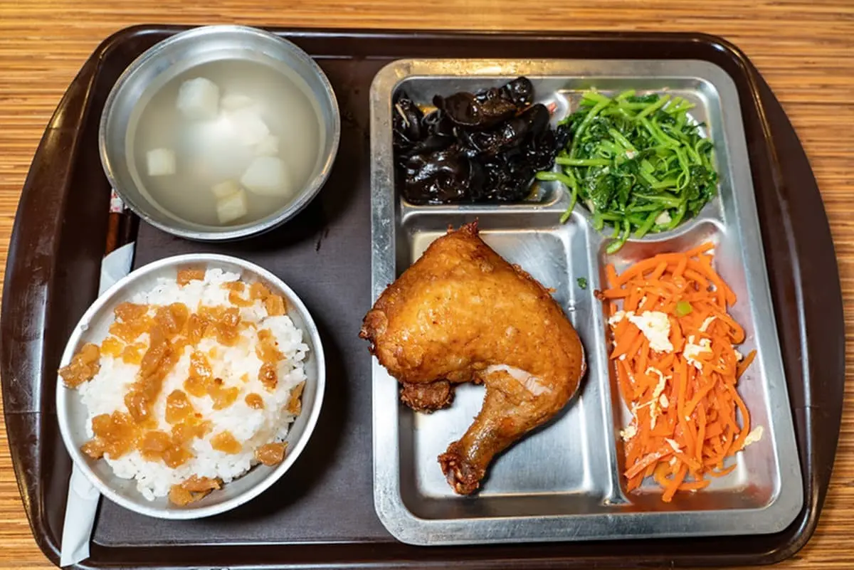 祕製排骨飯只要80元！在地人才知40年老便當店，超大雞腿、馬頭魚也必點