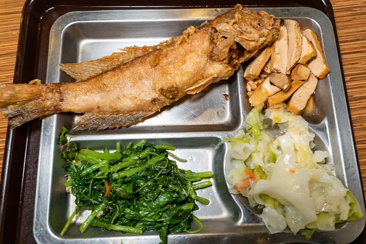 祕製排骨飯只要80元！在地人才知40年老便當店，超大雞腿、馬頭魚也必點