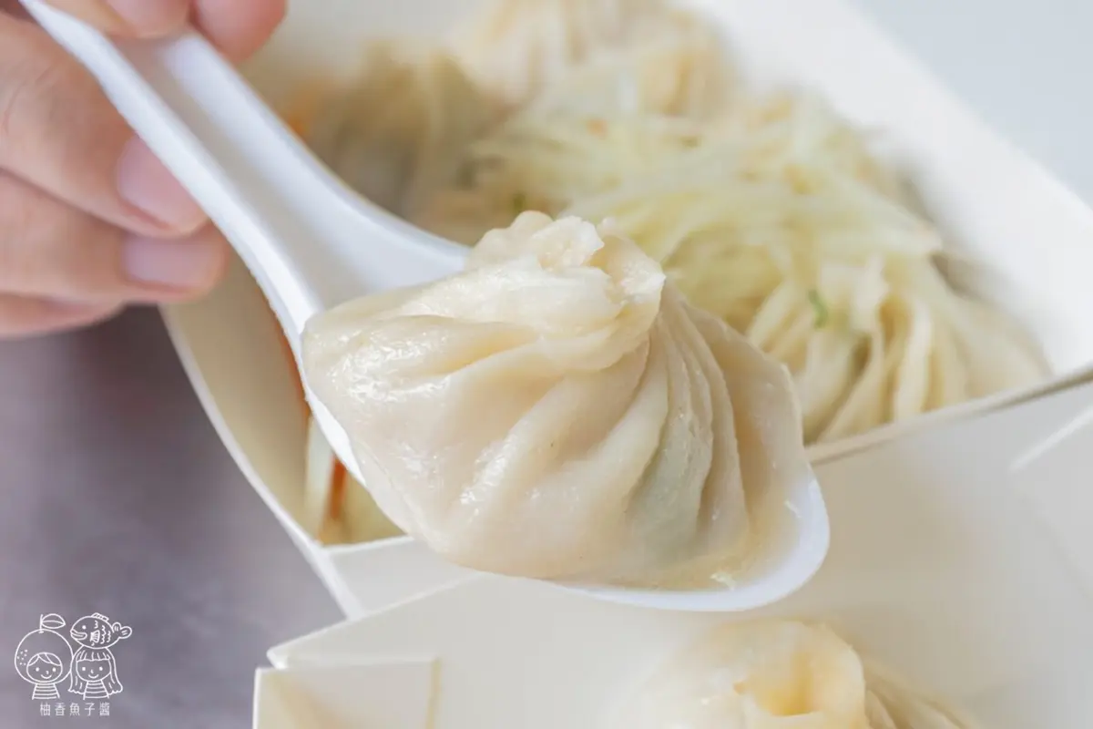 在地人口袋名單！現擀現包「噴汁系湯包」青蔥香氣十足，必加辣油唰嘴又開胃