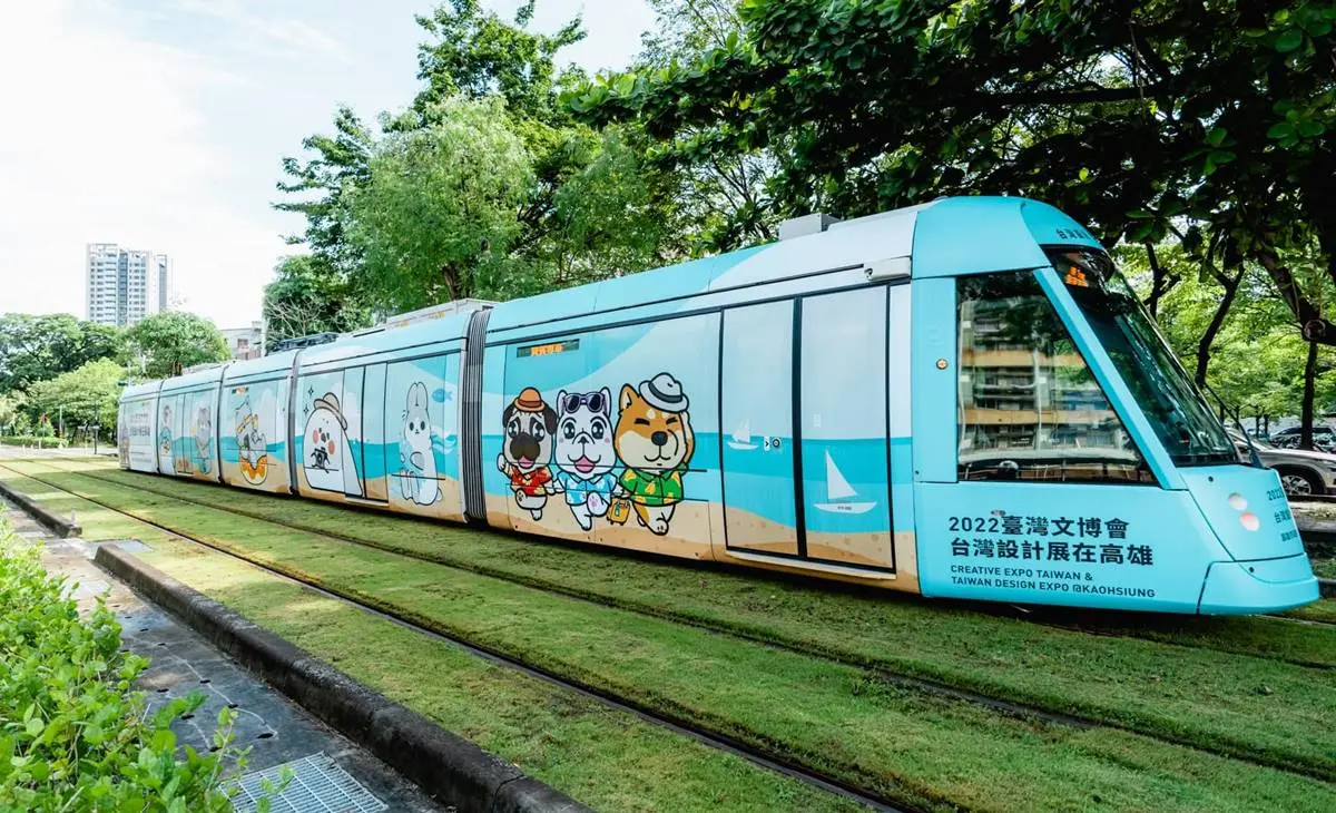 ６大超萌貼圖集合！高雄首創「聊療號」輕軌列車啟航，追車２步驟鐵粉快收