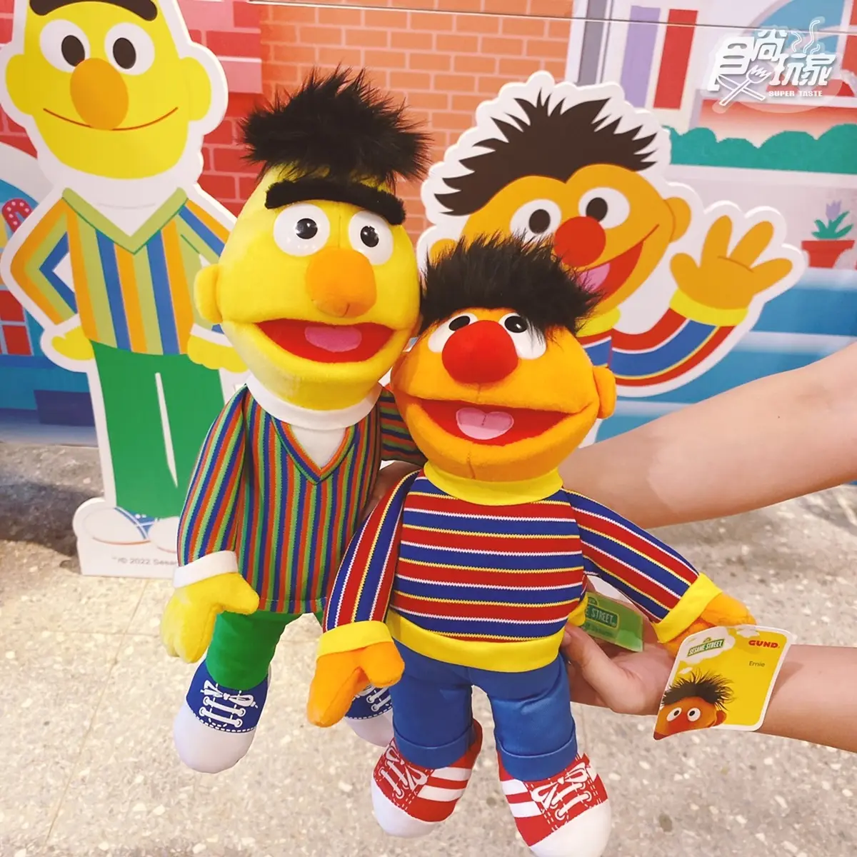 Elmo、餅乾怪獸萌翻!「芝麻街快閃店」華山首站登場,經典街牌、黃色校車重現 Elmo、餅乾怪獸萌翻!「芝麻街快閃店」華山首站登場,經典街牌、黃色校車重現