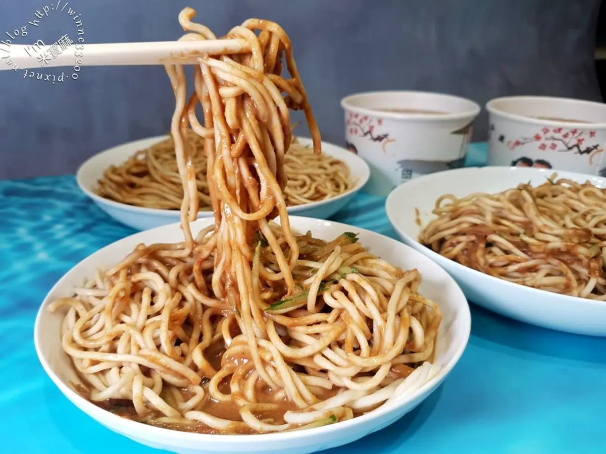 阿春媽媽涼麵店：想吃先排１小時