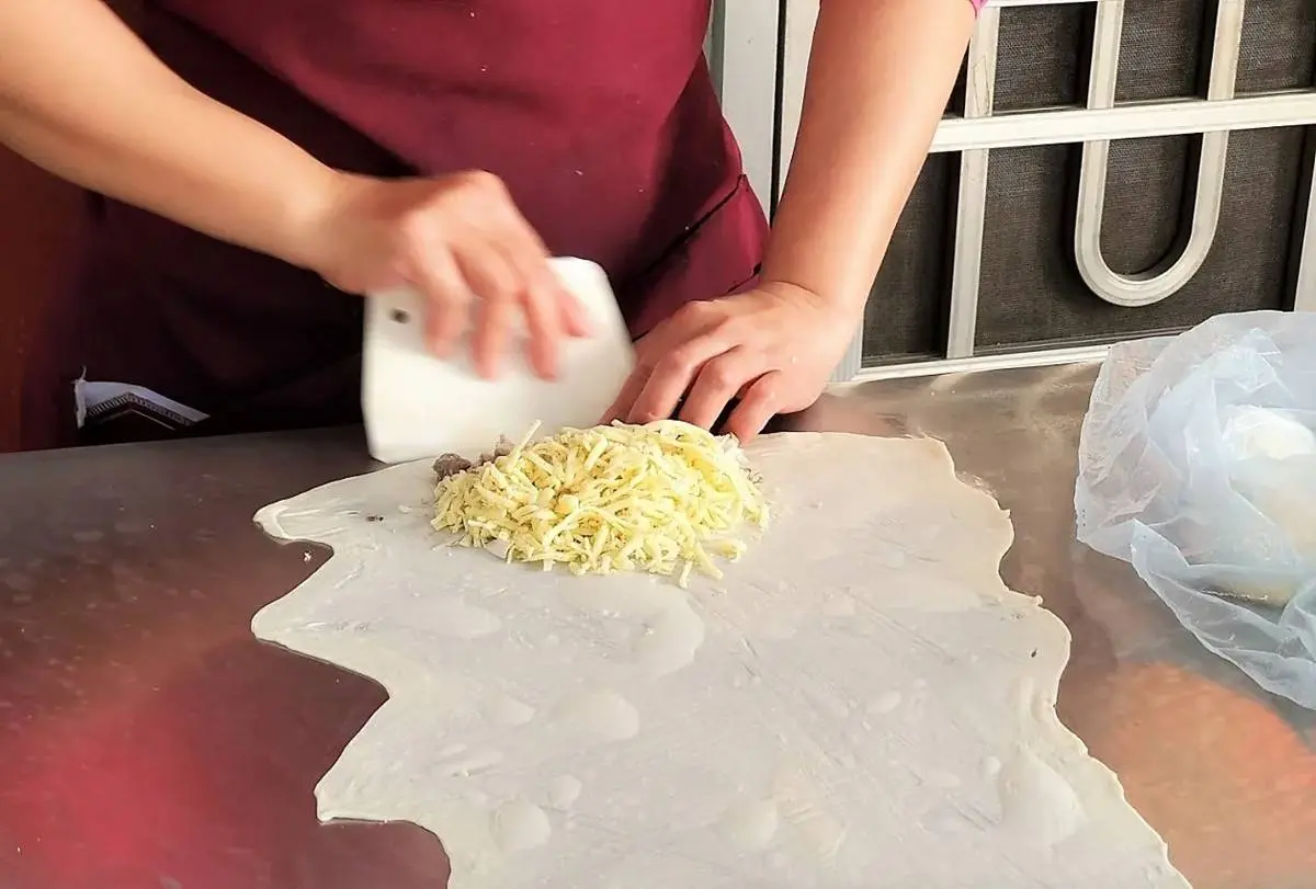 想吃先預訂！小琉球「隱藏版起司捲」給料不手軟，現撈鮪魚＋牽絲起司一吃上癮