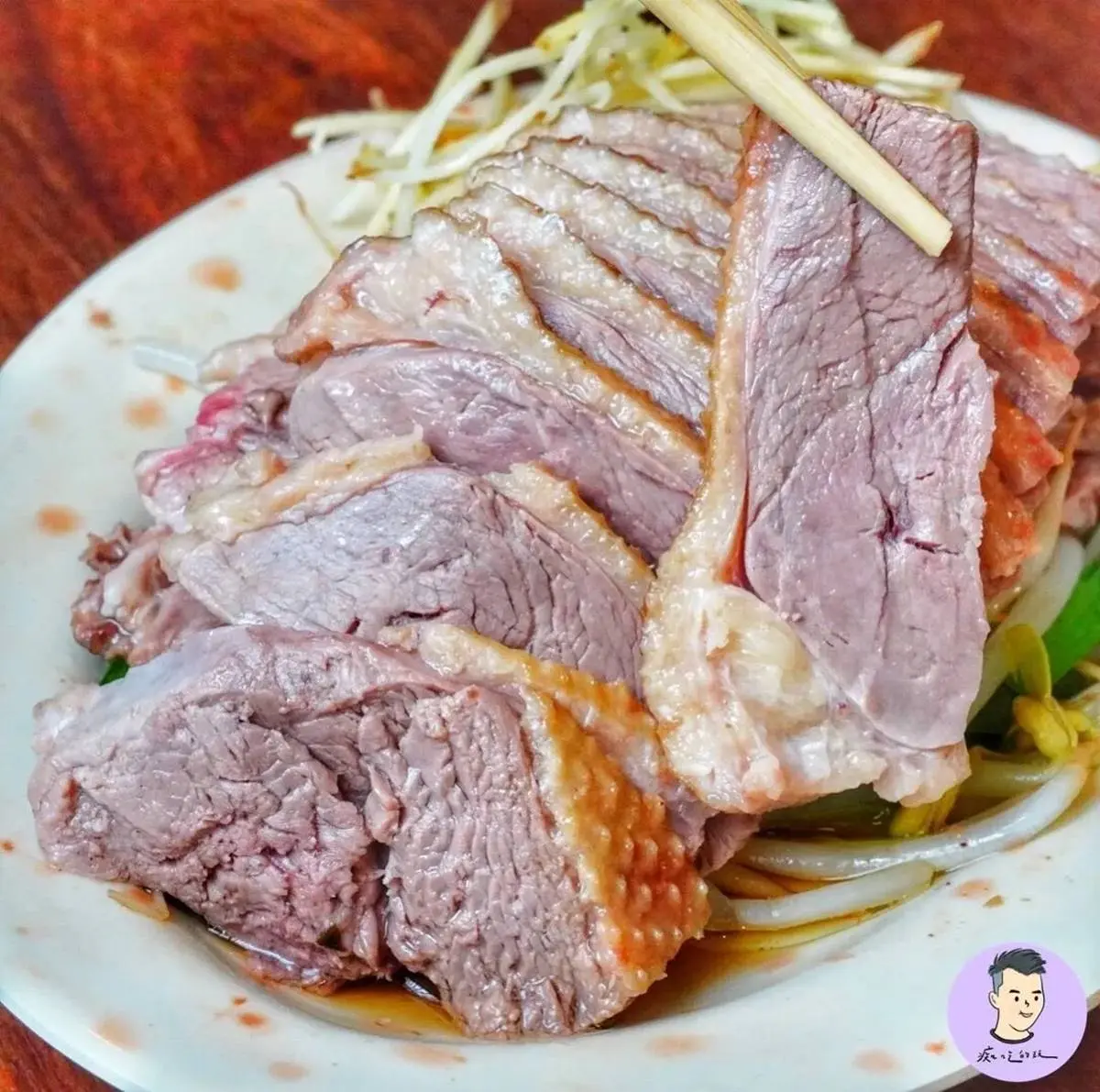 只要100元！秒殺級「爆量鴨腿飯」未開門就排爆，鴨腿切片擺好擺滿CP值破表