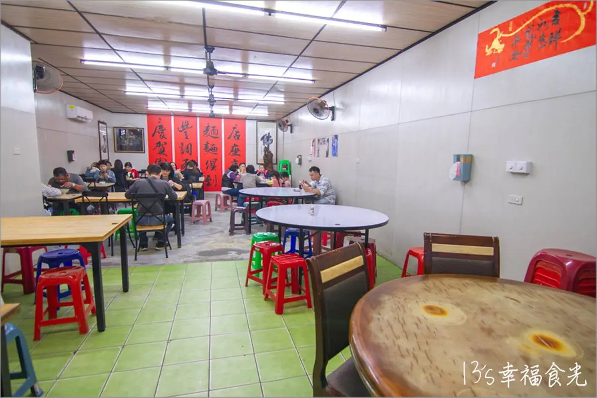 2000多則好評！花蓮「人氣乾麵」堆滿肉片、餛飩，煙燻滷味中午就完售