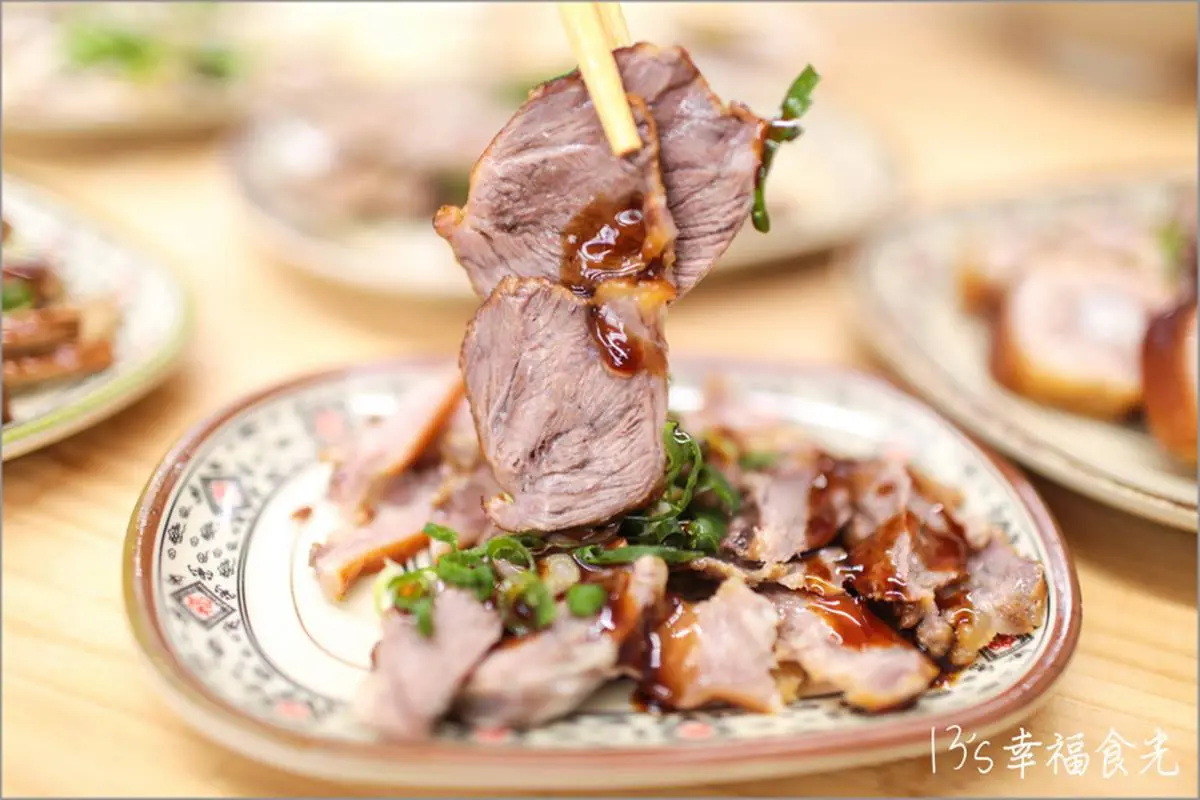 2000多則好評！花蓮「人氣乾麵」堆滿肉片、餛飩，煙燻滷味中午就完售