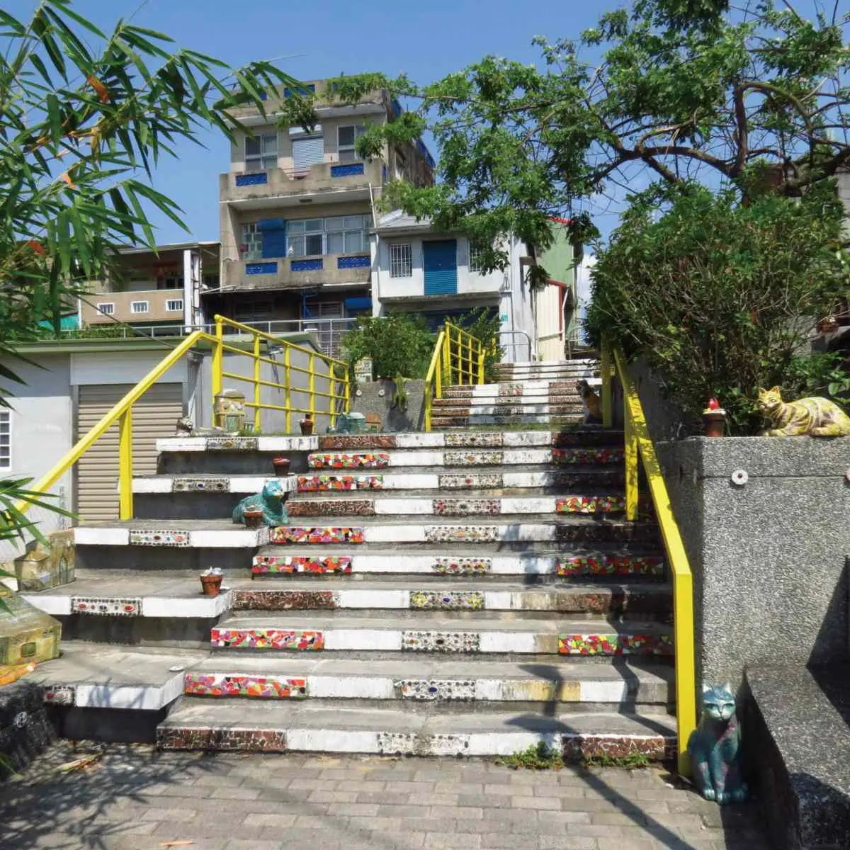 打卡全台唯一「漫威廟」！順遊台南龍崎３亮點：最美燈節開逛、喵皇階梯