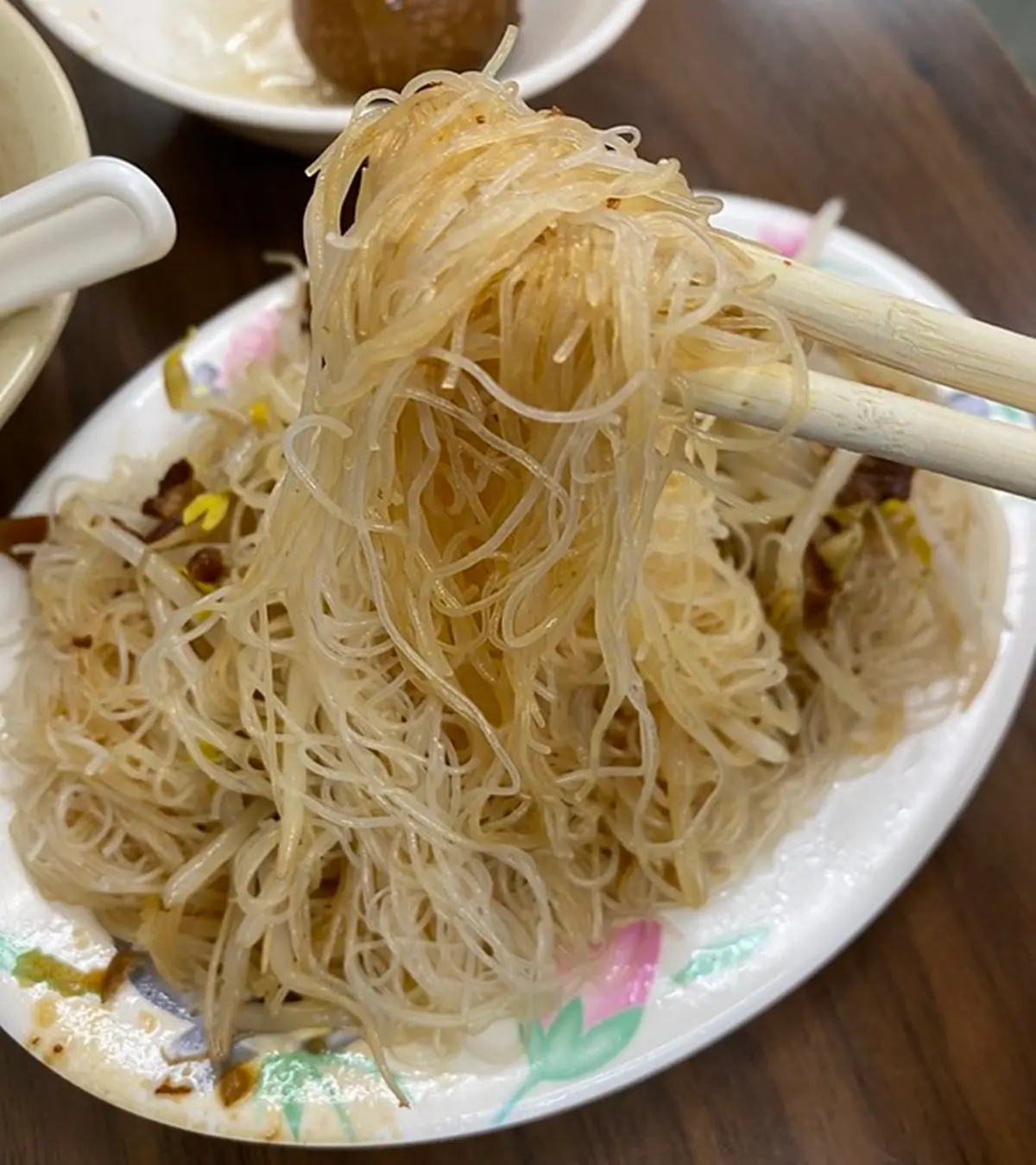 飄香30年！台北「老字號赤肉羹」加辣吃更對味，炒米粉吸滿滷汁愈吃愈唰嘴