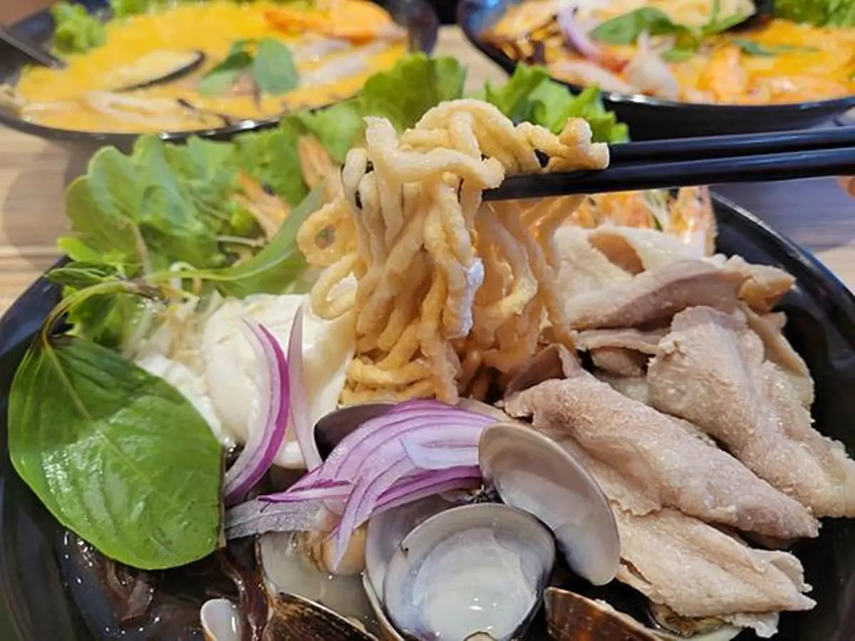 打卡免費送吐司！「南洋鍋燒意麵」擺滿海鮮超霸氣，叻沙米苔目酸辣開胃