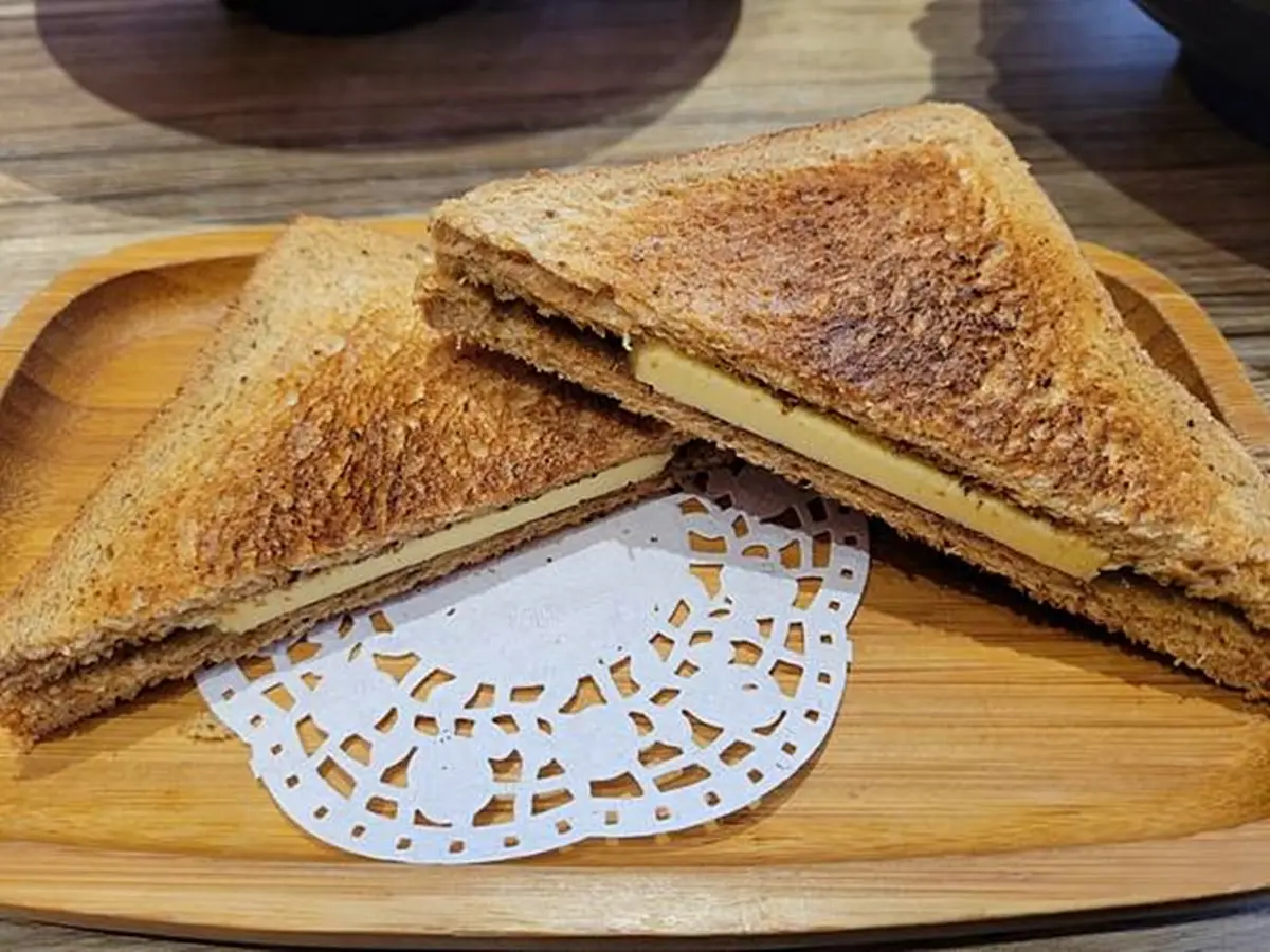 打卡免費送吐司！「南洋鍋燒意麵」擺滿海鮮超霸氣，叻沙米苔目酸辣開胃