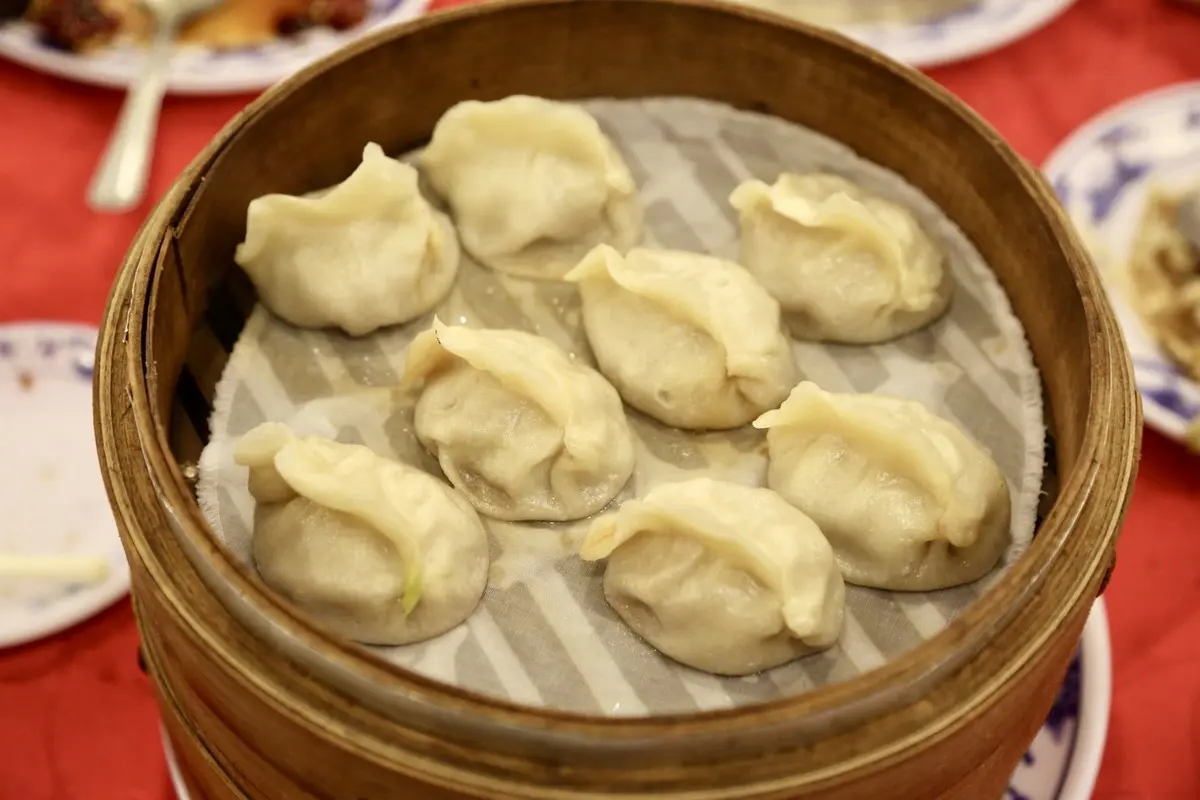 網推神店不關了？西門町「老字號餃子館」必點招牌蒸餃，房東降價原址續營業