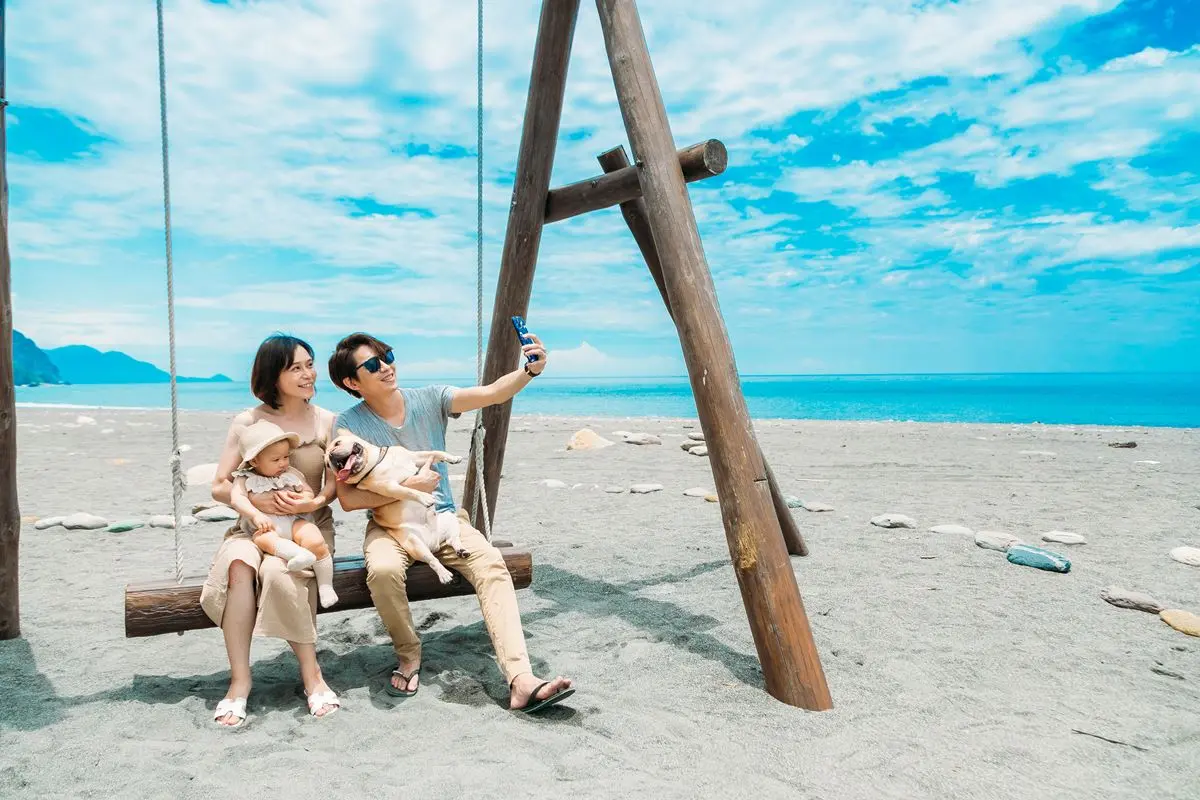 坐「最美彩虹鞦韆」賞無敵海景！宜蘭最南端祕境快衝，美拍《神隱少女》隧道