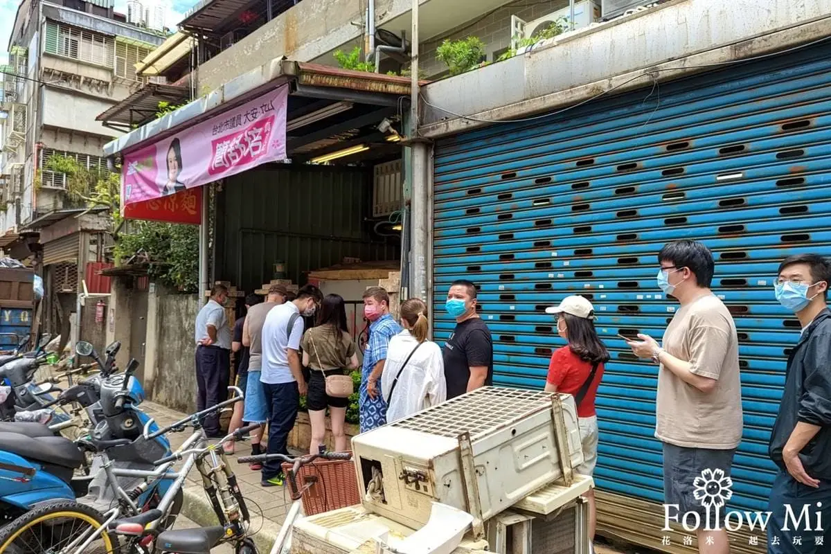 剛開店就排滿！台北「高CP值涼麵」堆成小山丘高，巨大袋裝幾乎要塞爆