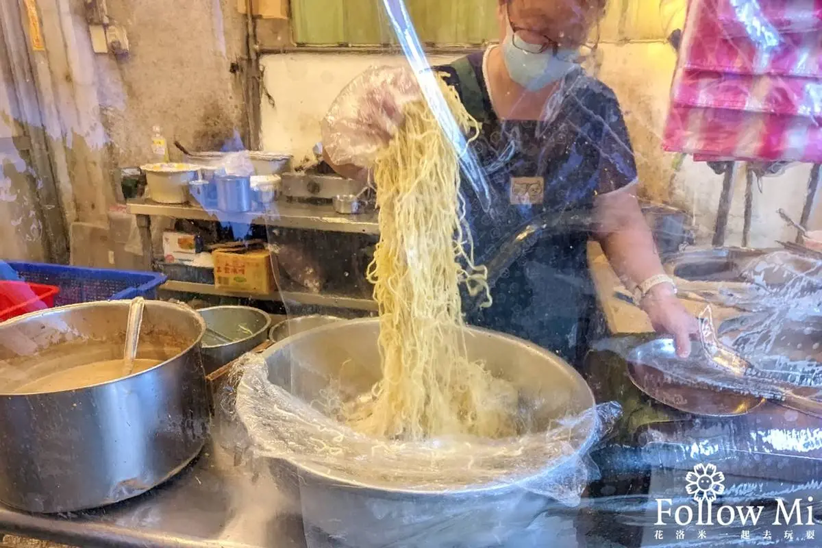剛開店就排滿！台北「高CP值涼麵」堆成小山丘高，巨大袋裝幾乎要塞爆