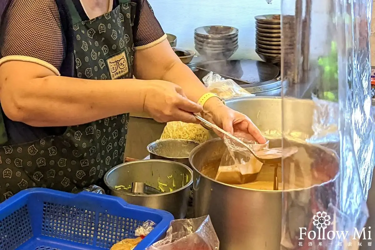 剛開店就排滿！台北「高CP值涼麵」堆成小山丘高，巨大袋裝幾乎要塞爆