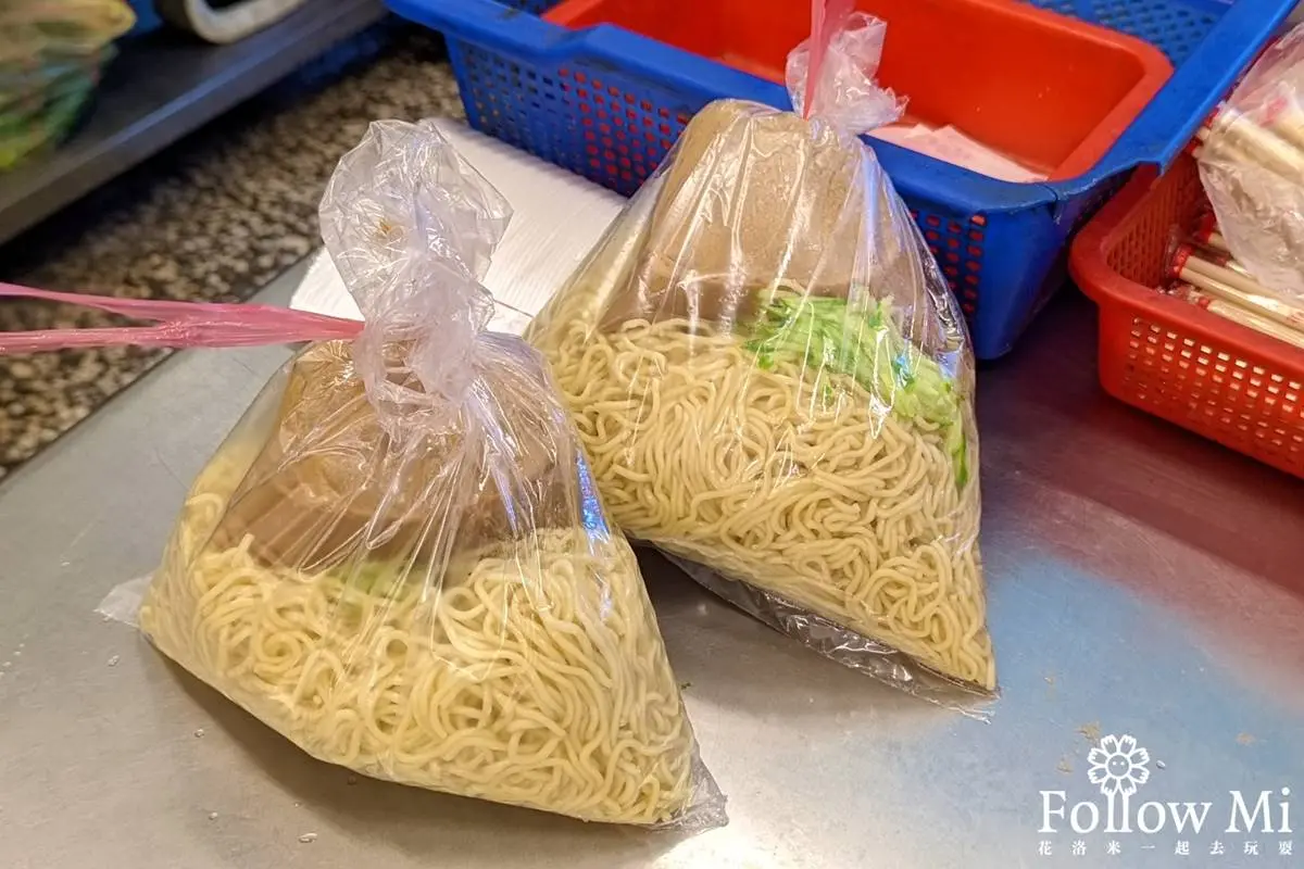 剛開店就排滿！台北「高CP值涼麵」堆成小山丘高，巨大袋裝幾乎要塞爆