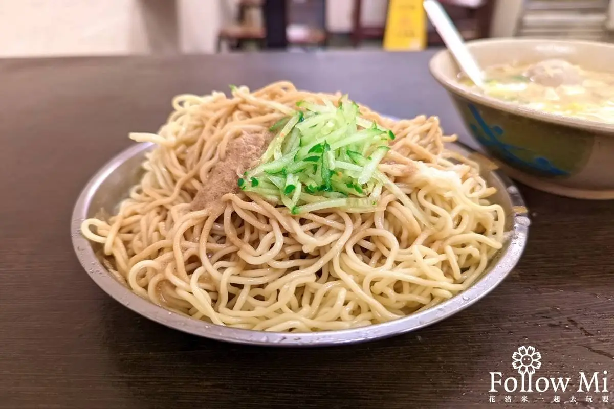 剛開店就排滿！台北「高CP值涼麵」堆成小山丘高，巨大袋裝幾乎要塞爆