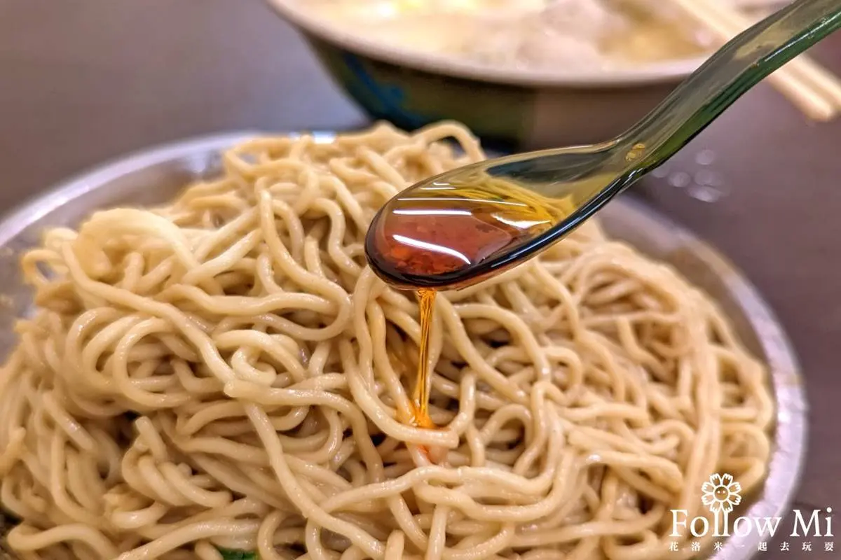 剛開店就排滿！台北「高CP值涼麵」堆成小山丘高，巨大袋裝幾乎要塞爆