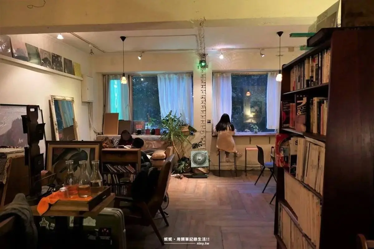 營業到凌晨！台北６家深夜咖啡廳：１小時內客滿、整櫃漫畫書、指揮家創立