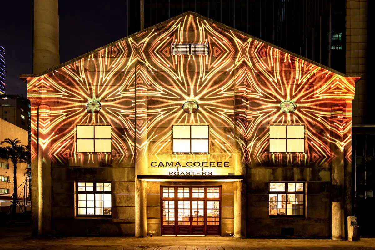 【新開店】松菸最美古蹟咖啡館！「CAMA豆留文青」晚上變餐酒館＋光雕秀