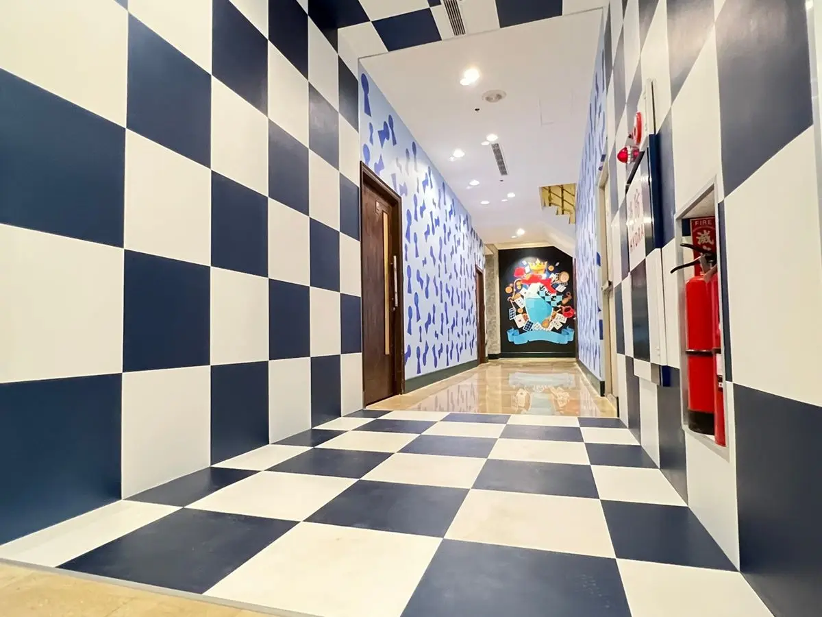 真實版「愛麗絲夢遊仙境」度假村！打卡棋盤場景、兔子洞，還有晚餐買一送一