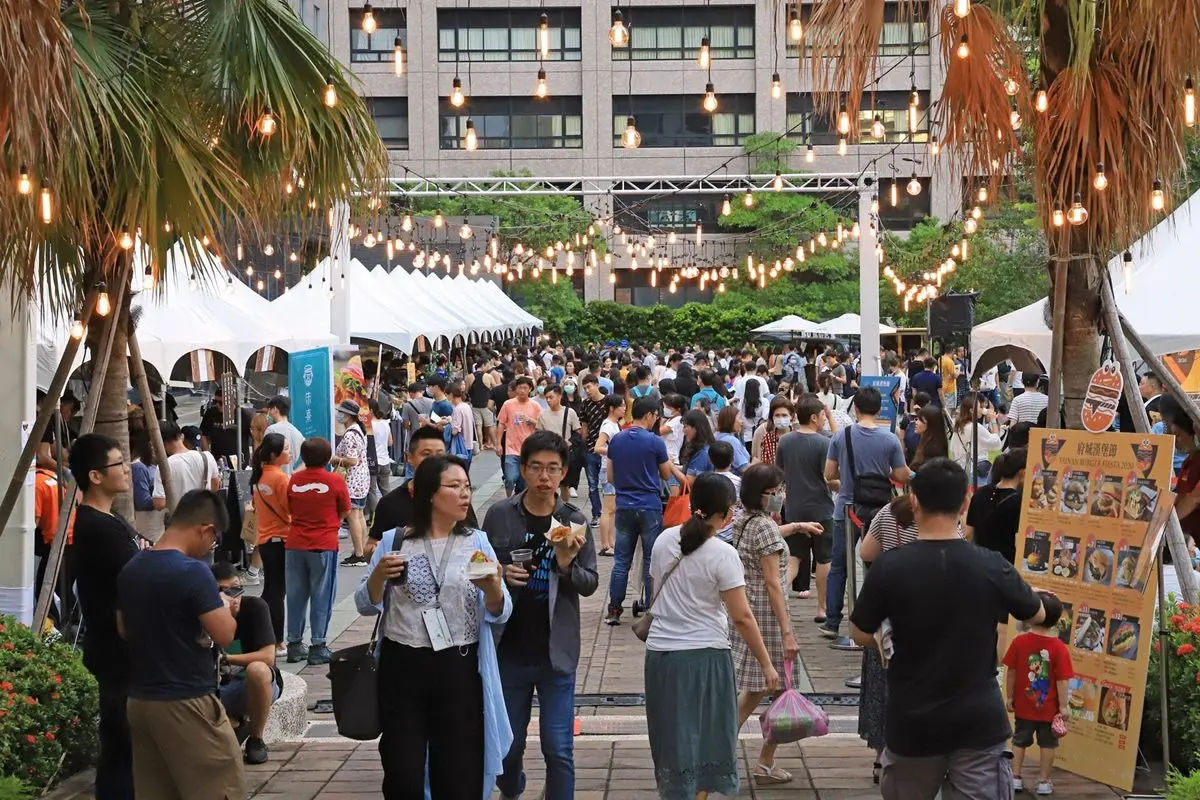 不只殭屍展！台南「府城漢堡節」50種口味吃到爽，必拍「整片金箔」A5和牛堡