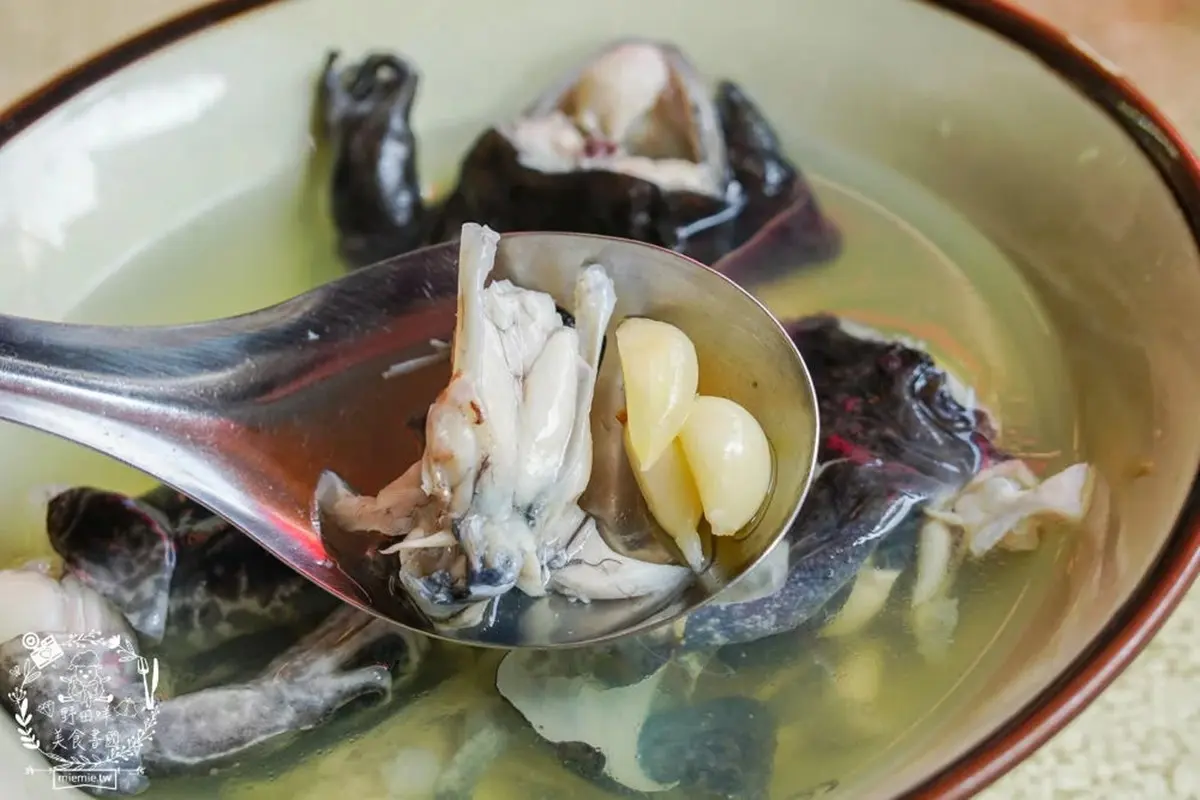 高雄最強「蒜頭田雞湯」敢挑戰？整鍋蒜頭＋青蛙超狂，50年獵奇補湯老饕激推